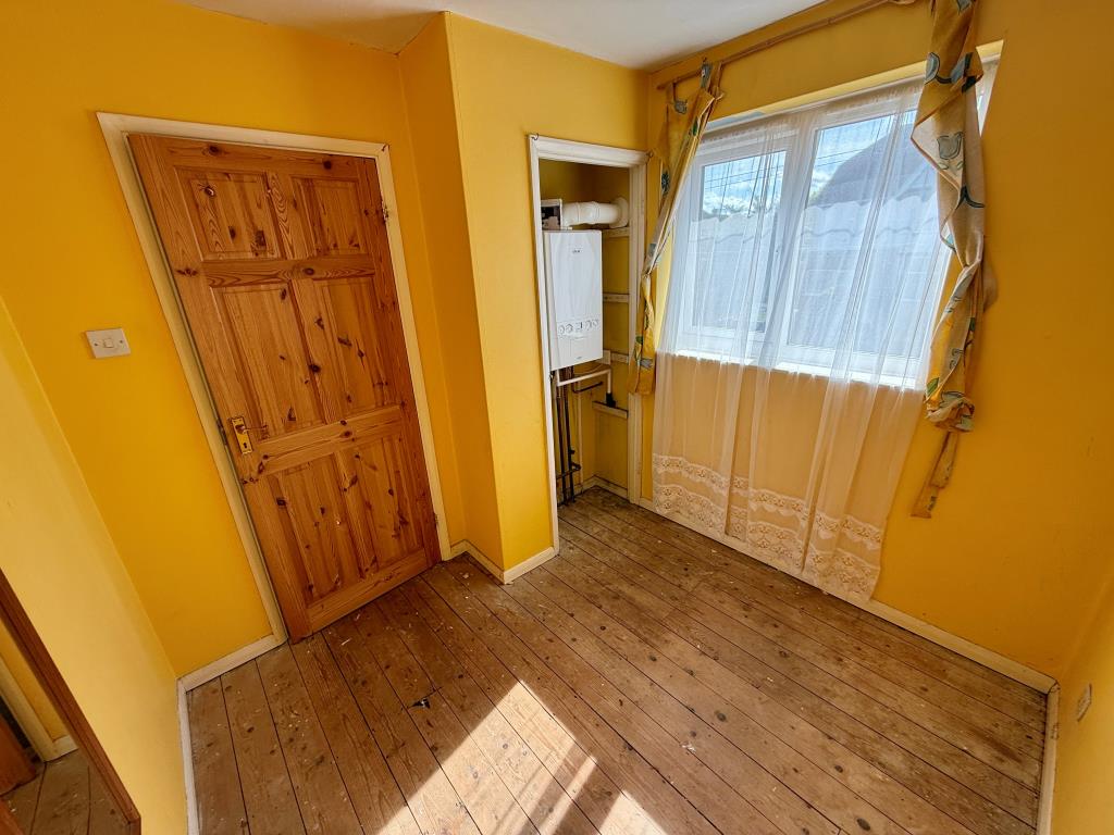 Lot: 11 - SEMI-DETACHED HOUSE FOR REPAIR WITH POTENTIAL TO EXTEND - Bedroom three